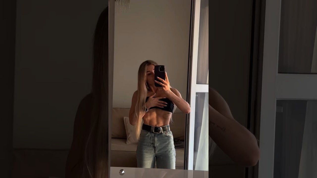 Sexy female bodybuilder shows her stomach vacuum abs - Elena Bogdanets