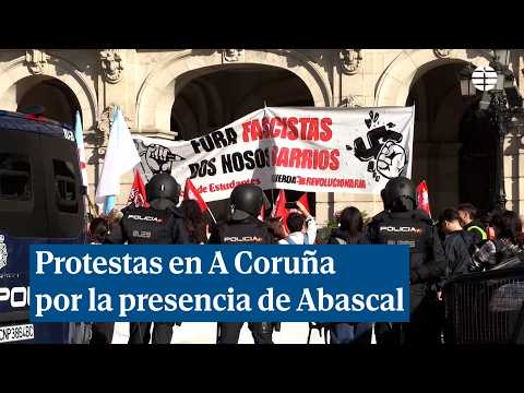 Decenas de personas protestan por la presencia de Santiago Abascal en un acto en A Coruña