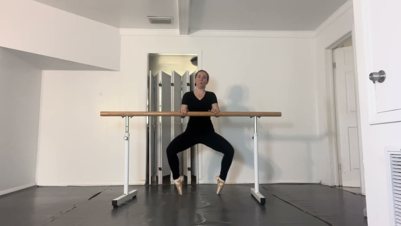 Урок балета на пуантах: упражнение «релев» с Джекилин Доэрти у станка.