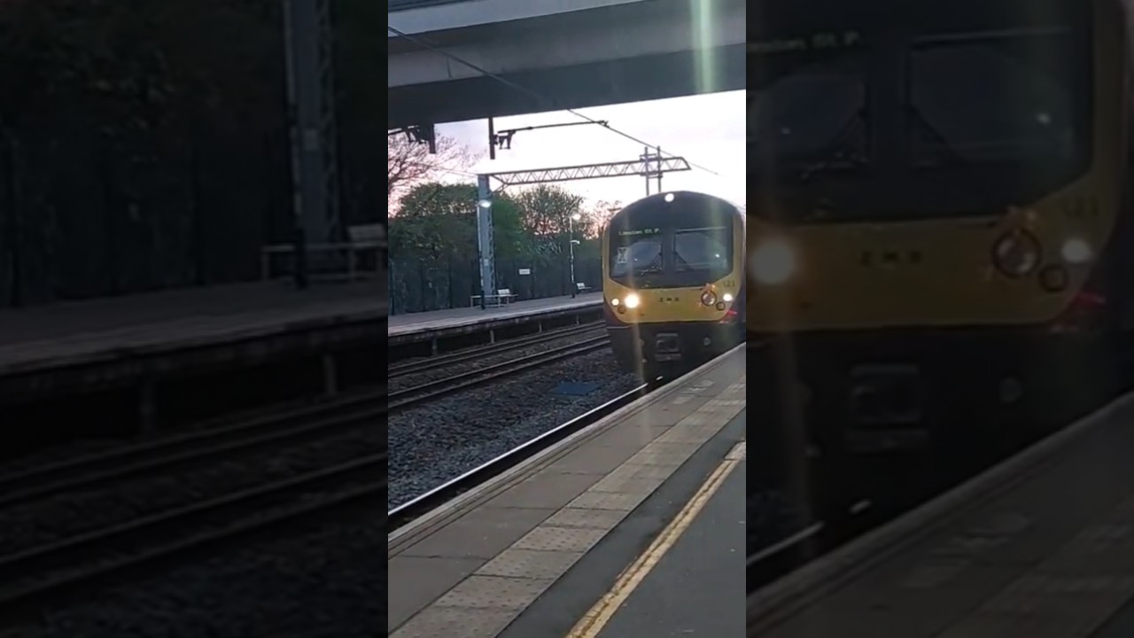 *THROWBACK TO APRIL* Class 360 arriving into Bedford. #eastmidlandsrailway #fortheloveoftrains
