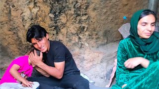 The homeless woman was shocked by the sick old woman's life story and gave her tremendous help.