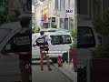 Des malfrats improvisent une voiture-bélier à l'aide... d'un tronc d'arbre !｜TF1 INFO