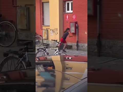 ربور المغربي ملقب بي Baby Gang يتعرك في ميلانو مع أطفال بي المياه 