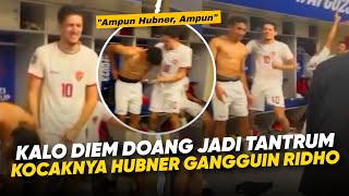 Jahil Terus Sampai Ruang Ganti !! Kocaknya Justin Hubner Prank Rizky Ridho di Loker Room Timnas U-23