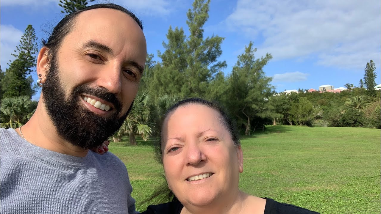 Walking with mom Leonor Santos in a beautiful Bermudian neighborhood￼. Caminhando com Leonor Santos