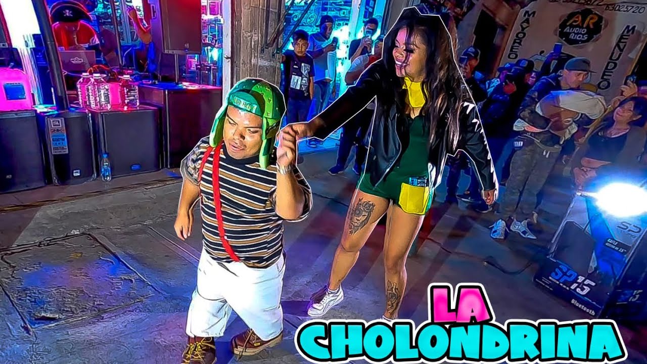 La CHOLONDRINA ENSEÑAN a BAILAR AL MEDIO METRO Y sonido PIRATA