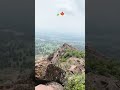 “पहाड़ों का बादशाह 🏔️”“पहाड़ी सफर, दिल के अंदर”“पहाड़ों वाली Vibes ✨”“जहाँ बादल झुकते हैं ☁️