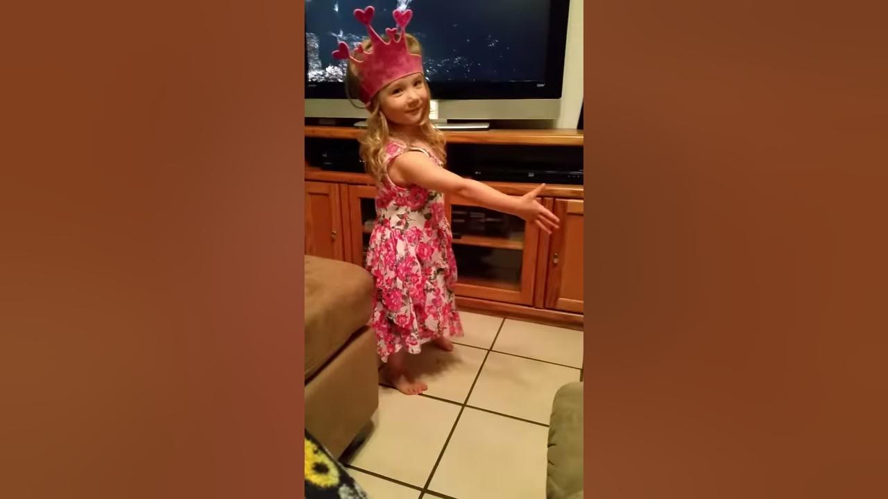 S arlett loves this mexican hat dance song