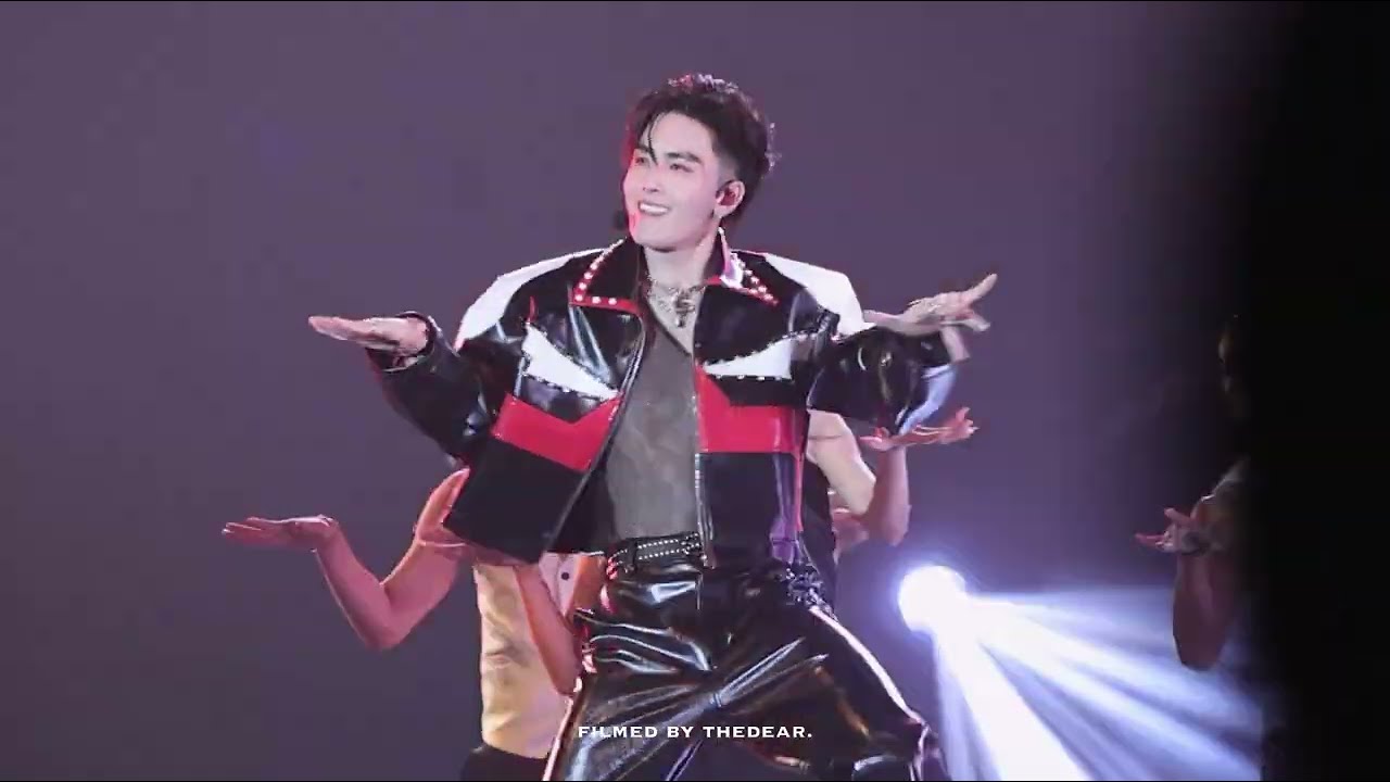 250720 Hotel Lobby - Santa Focus Fancam