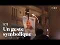 En iran un manifestant dtache un portrait de qassem soleimani