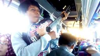 Pengamen sunda Garut menghibur penumpang bus Budiman