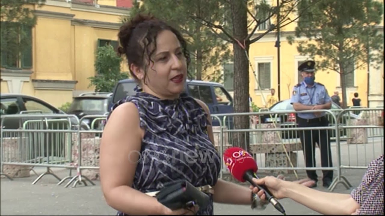 Ora News - Një buqetë me trëndafila për shpirtin e teatrit