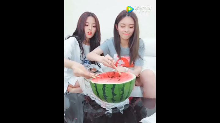 火箭少女杨超越、傅菁在线吃瓜，这瓜在哪买的，比她们头还大啊