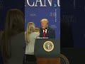 Siparietto durante il discorso di Trump a Las Vegas, quando il presidente degli Usa ha rincorso sul