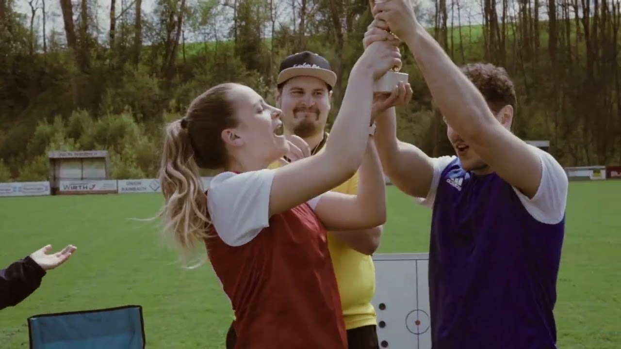 Fräulein Peter feat. Marten - Flunkyball (offizielles Video) adlı videoyu YouTube'da izle Fräulein Peter feat. Marten - Flunkyball (offizielles Video) adlı videoyu YouTube'da izle