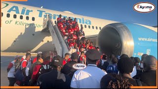 SIMBA UGENINI KAMA NYUMBANI TU | TAZAMA WALIVYOPOKELEWA NA KUPIGA PICHA NA WAHUDUMU WA NDEGE