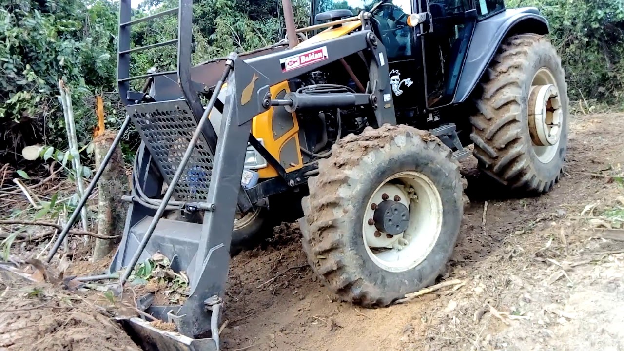 Valtra bm 100 arrancando toco