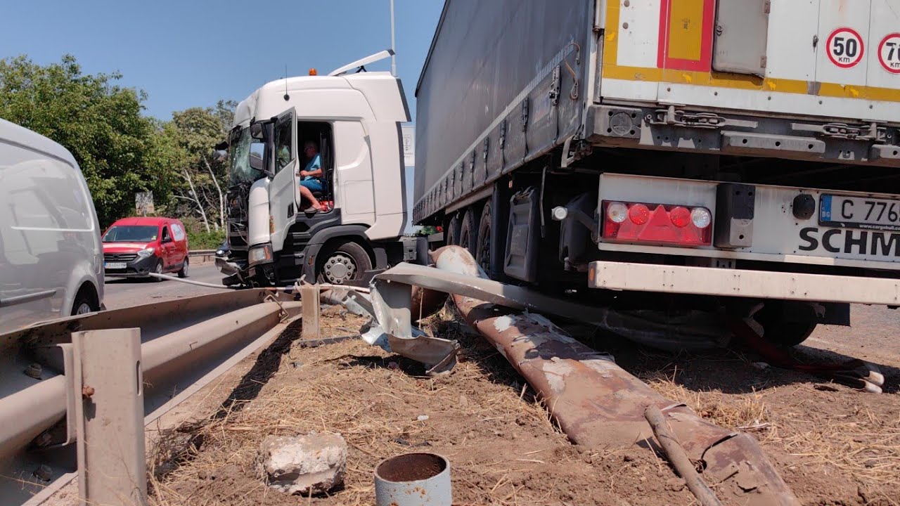 Огромна дупка е причината тир да се вреже в мантинелата в Русе