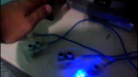 Arduino com sensor de obstáculos ultrasônico HC-SRO4 e vibracal de celular.