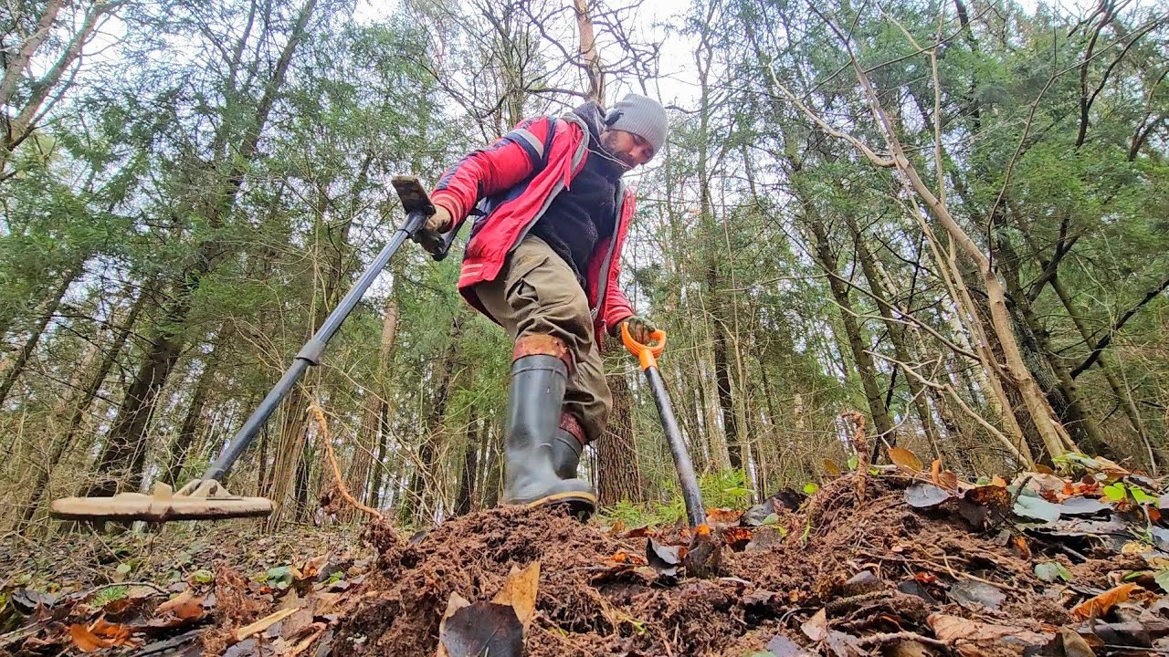 НЕВЕРОЯТНЫЙ СЛУЧАЙ НА КОПЕ! Будь ГОТОВ КО ВСЕМУ! Поиск клада в лесу.