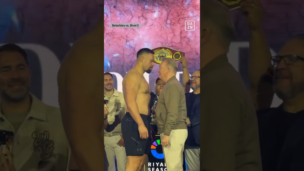 Martin Bakole not here yet for the face-off with Parker 😅 