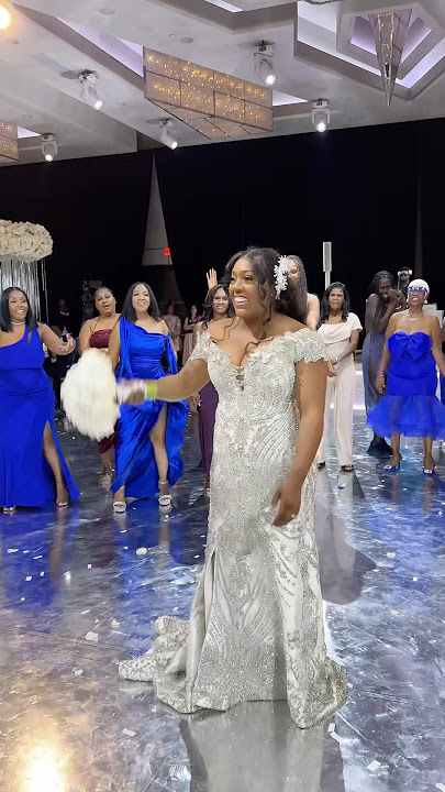 Amazing bouquet toss, the perfect catch #bluewedding #bouquettoss