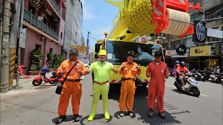 112.05.18 到台中港迎接全球最新德国Liebherr-300吨吊车 - 天天要闻