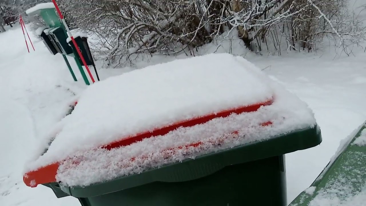 Snöskottning hemma i Färila Norra Hälsingland Sweden