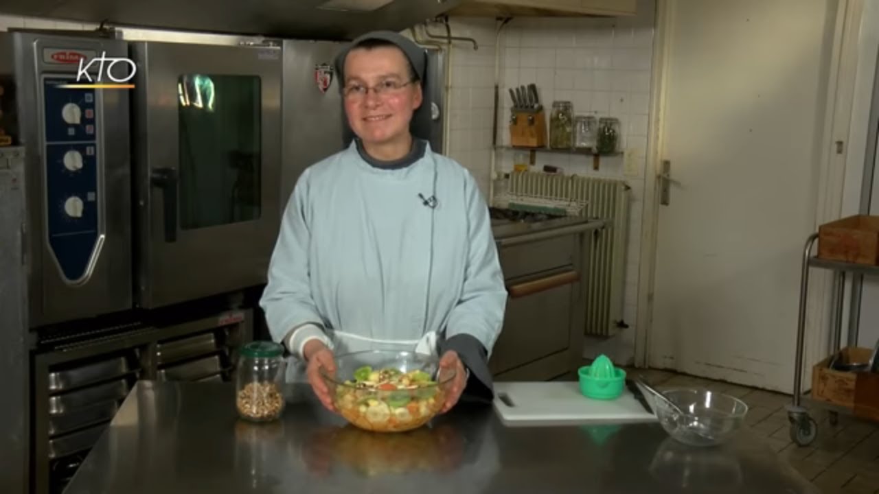 Risotto au safran, oeufs en cassolette, salade de fruits citronnée