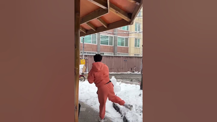 А если в голову?#снежок #бросок #парень