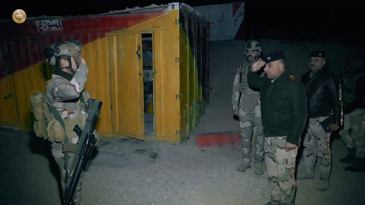 قائد فرقة المشاة السابعة يجري جولة تفقدية ليلية