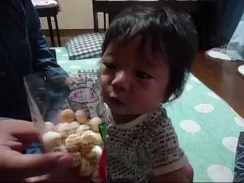 卵ボーロを食べる赤ちゃん 爆笑 6ヶ月 Youtube 卵ボーロを食べる赤ちゃん 爆笑 6ヶ月 Youtube