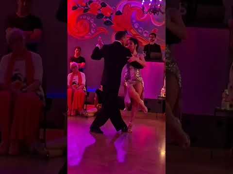 DIEGO ESCOBAR Y FRANCESCA VACCARI #tango#tangomilonguero  #tangoargentino #dance #tangoshow