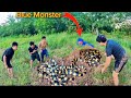 5 hunters were catching poisonous snakes when they were attacked by the monster Huggy Wuggy
