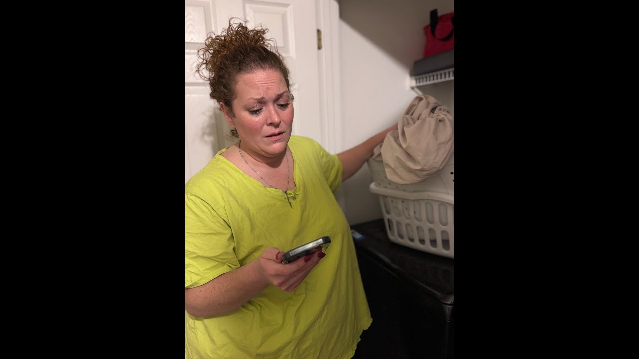 Бетани звонит и будит Ларри, спрашивая, остановился ли он у Шарры.