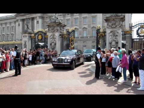 Her Majesty Queen Elizabeth 2 is leaving the Bucki...