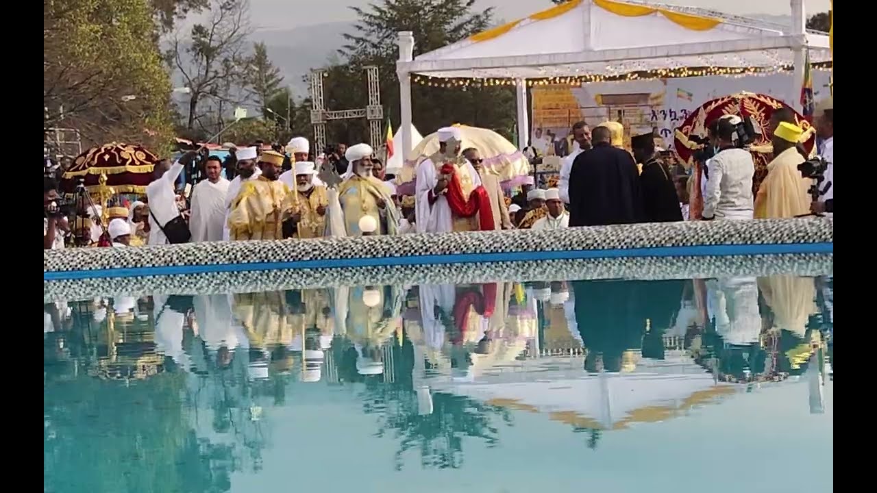 ብፁዕ ወቅዱስ አባታችን ሲባርኩ