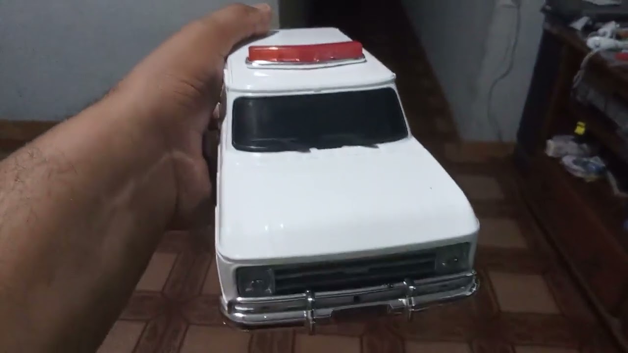 Miniatura Chevrolet Veraneio Diverplas. Agora com som real de motor, sirene e faróis incandescentes