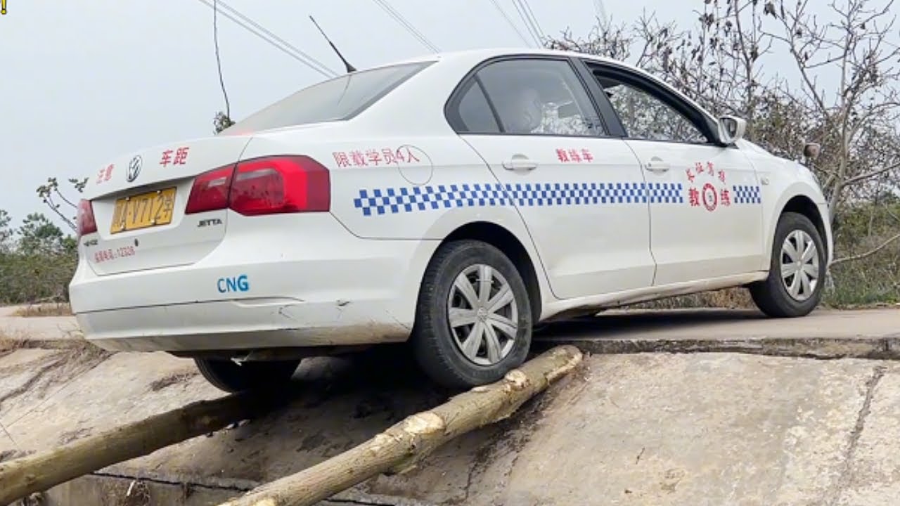 Two Cars Met On A Narrow Rural Road, And The Experienced Driver Showed Off His Skills