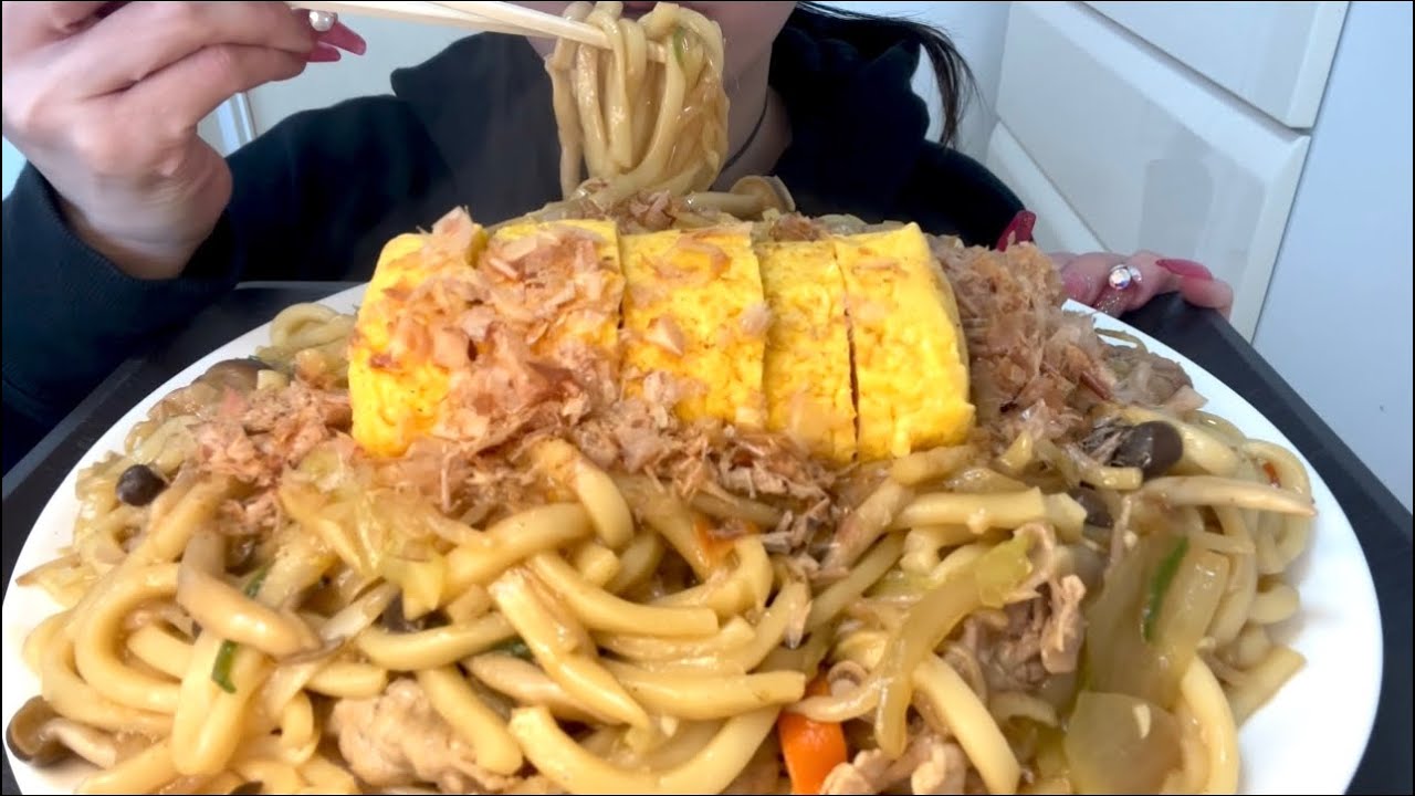 Stir-fried udon noodles and Egg roll☆【ASMR】
