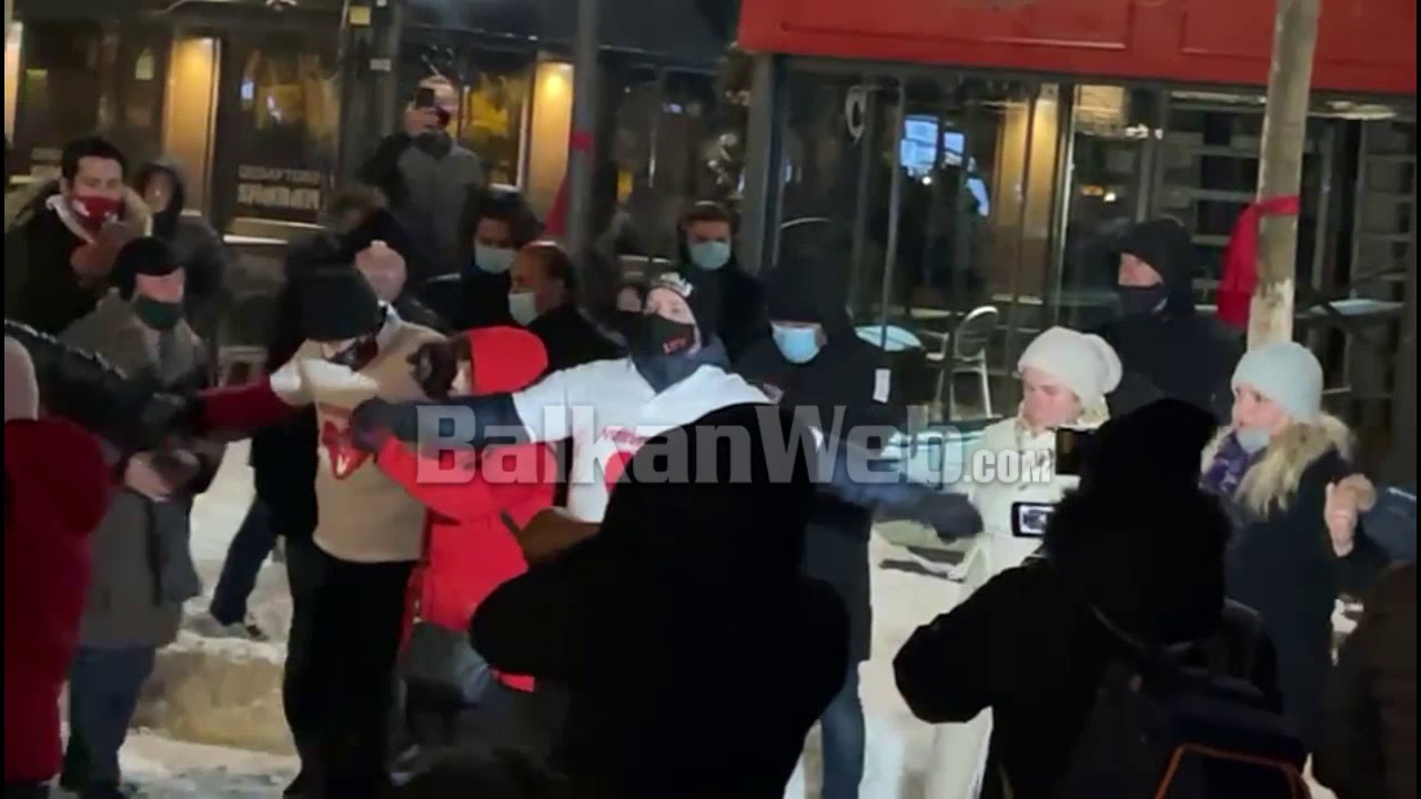 Këngë dhe valle, simpatizantët e Vetëvendosjes fillojnë festën mes acarit në Prishti