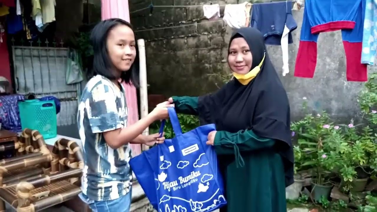 Penutupan SmartTren dan pembagian bingkisan hasil sedekah siswa siswi SLB Mekarsari 1 Cibinong