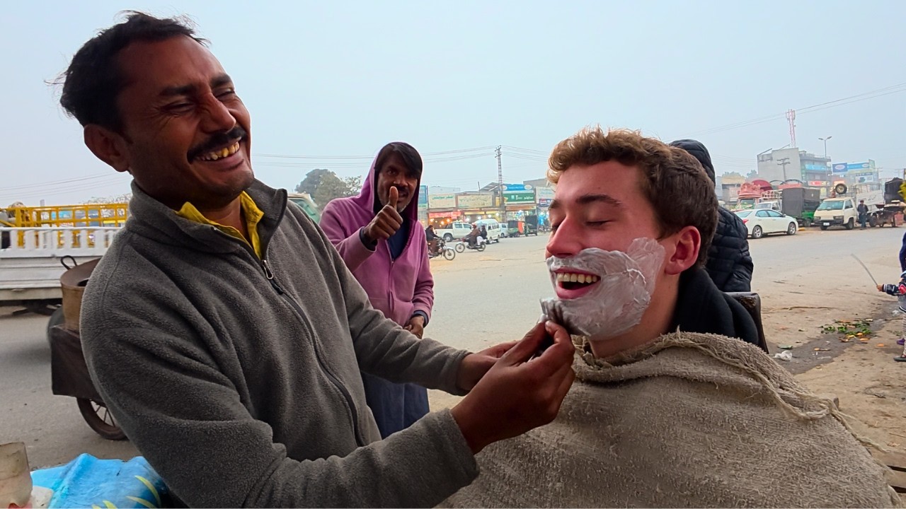 Sketchy Street Shave in Pakistan 🇵🇰