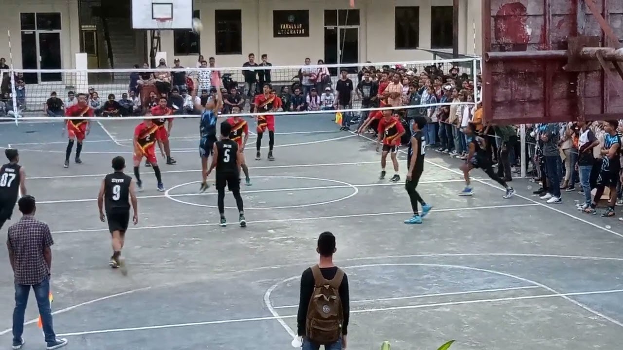 pertandingan volly putra fakultas kesehatan vs fakultas ilmu komputer (UKIM-AMBON)