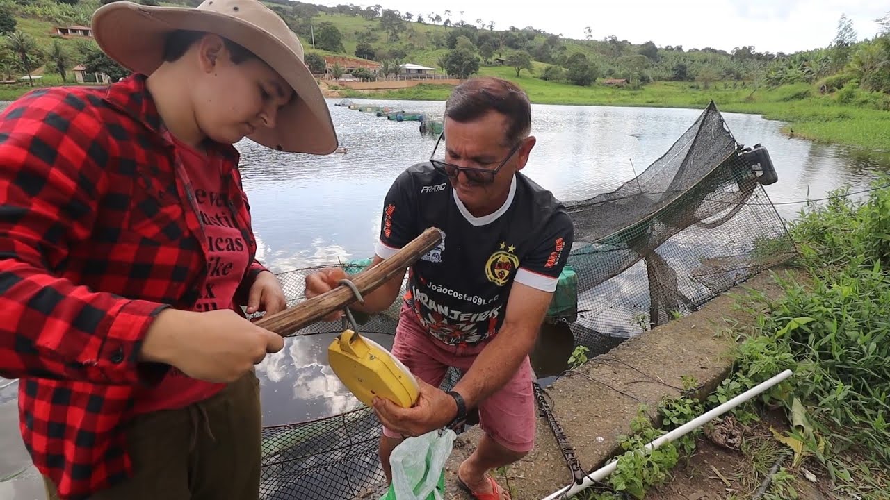 PESANDO OS PEIXES PARA VENDER + CONCERTANDO A ÁGUA NO MUQUEM