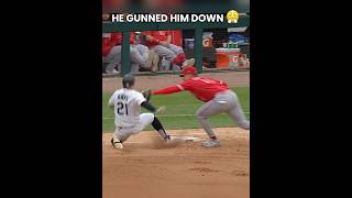 NO WAY HE GOT HIM AT FIRST 😱 #mlb #baseball #shorts #viral #sports #parati #youtube