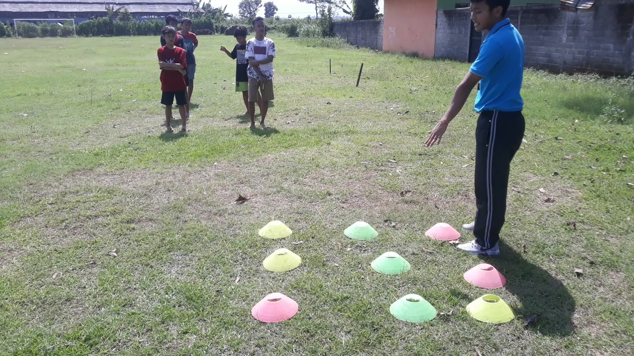 permainan merangkai kata s.o.s dengan cone
