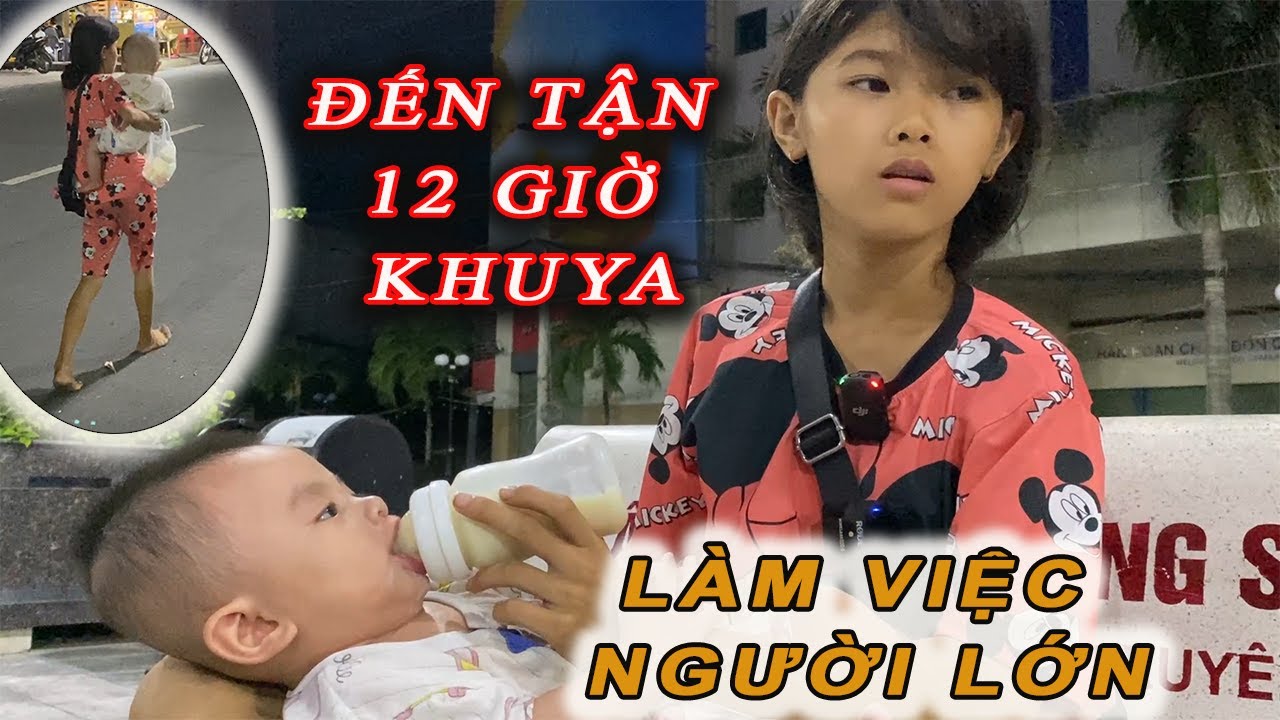 Bắt gặp cô bé 12 tuổi vừa chăm em vừa bán vé số đến tận khuya.
