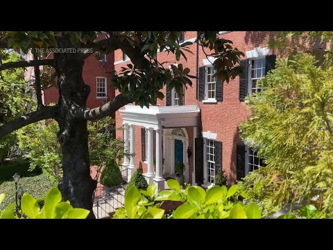Video: Rumah Jackie Kennedy yang berjumlah $ 54 Juta Summer Goes Up For Sale