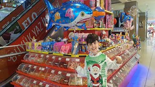 Efe Şekerlemeciden Rengarenk Şekerler Seçti. Emir Istemedi.